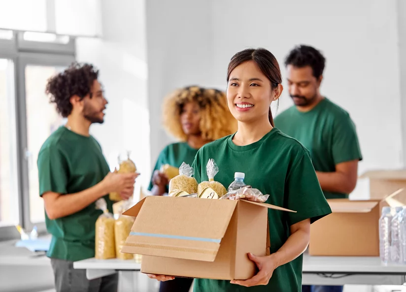 volunteer_carrying_box
